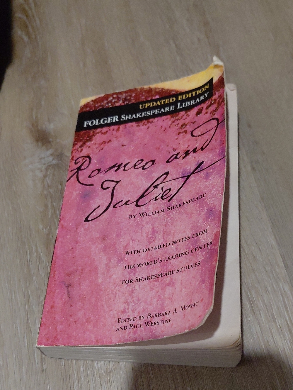 Romeo and Juliet Paperback - Pink Cover by